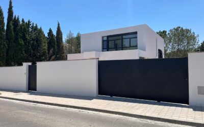 Puertas correderas metálicas: la solución que combina seguridad, estilo y aprovechamiento del espacio