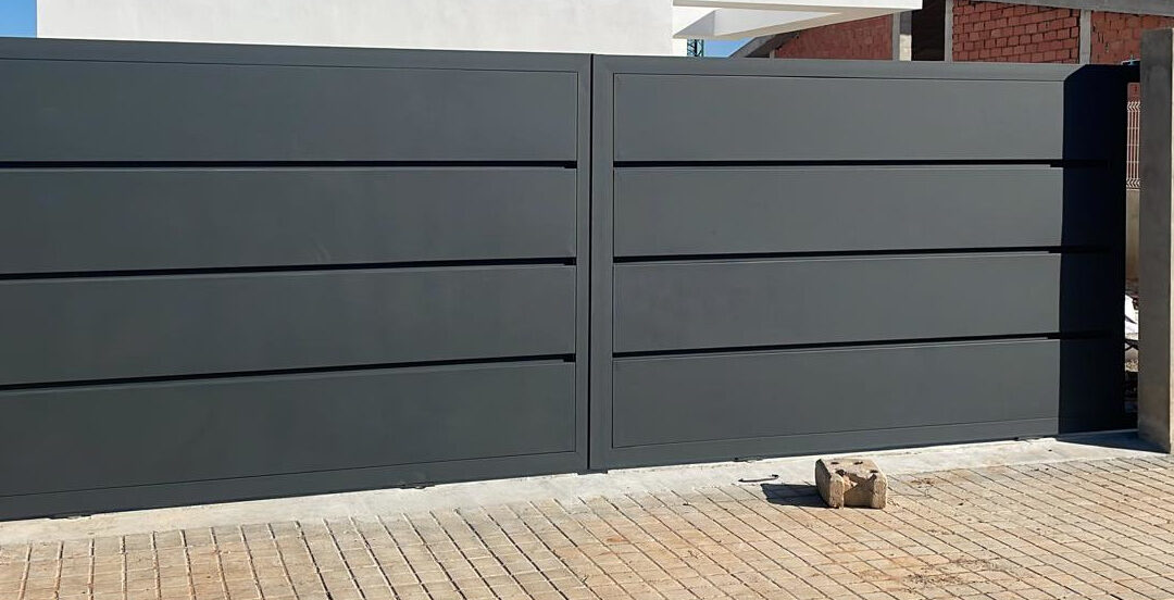 Qué ventajas tiene una puerta metálica a medida frente a una puerta estándar